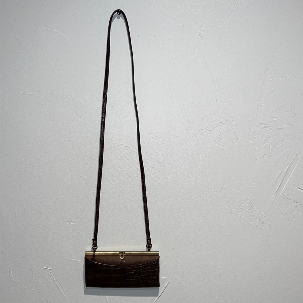 Buxton vintage brown leather croc print crossbody with detachable strap.